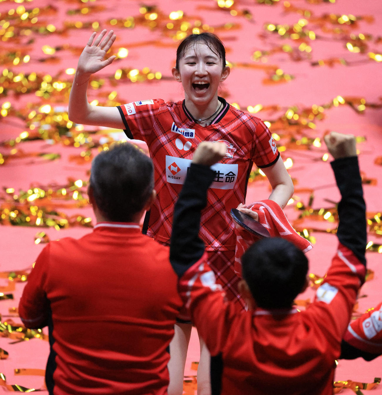 チームの優勝を決めスタッフと喜ぶ早田（撮影・中島郁夫）