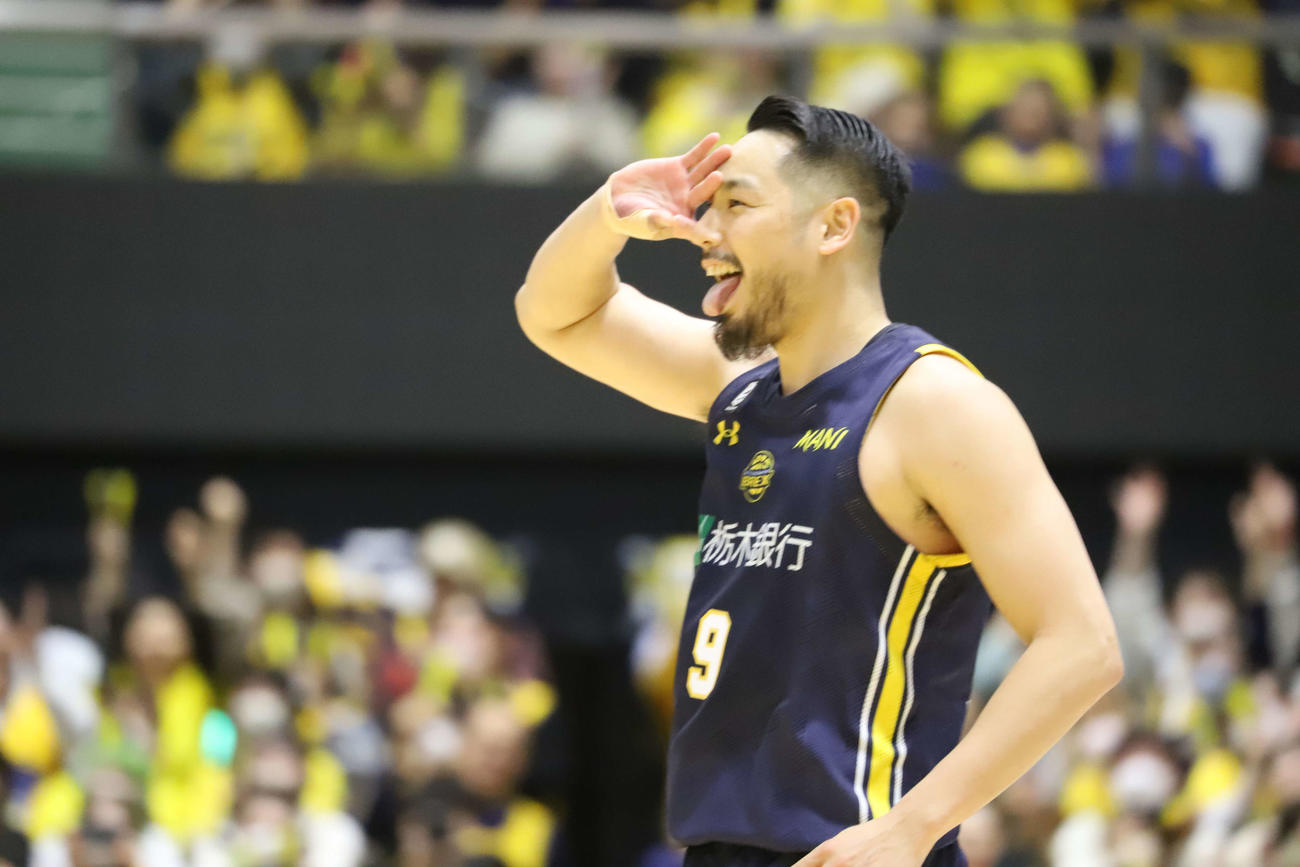 宇都宮対仙台　第4Qに点差を10点に広げる3ポイントシュートを決めた宇都宮遠藤祐亮のセレブレーション（撮影・沢田啓太郎＝2024／03／24）