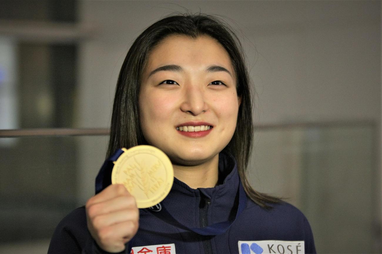帰国し金メダルを掲げるフィギュアスケート女子の坂本（撮影・藤塚大輔）