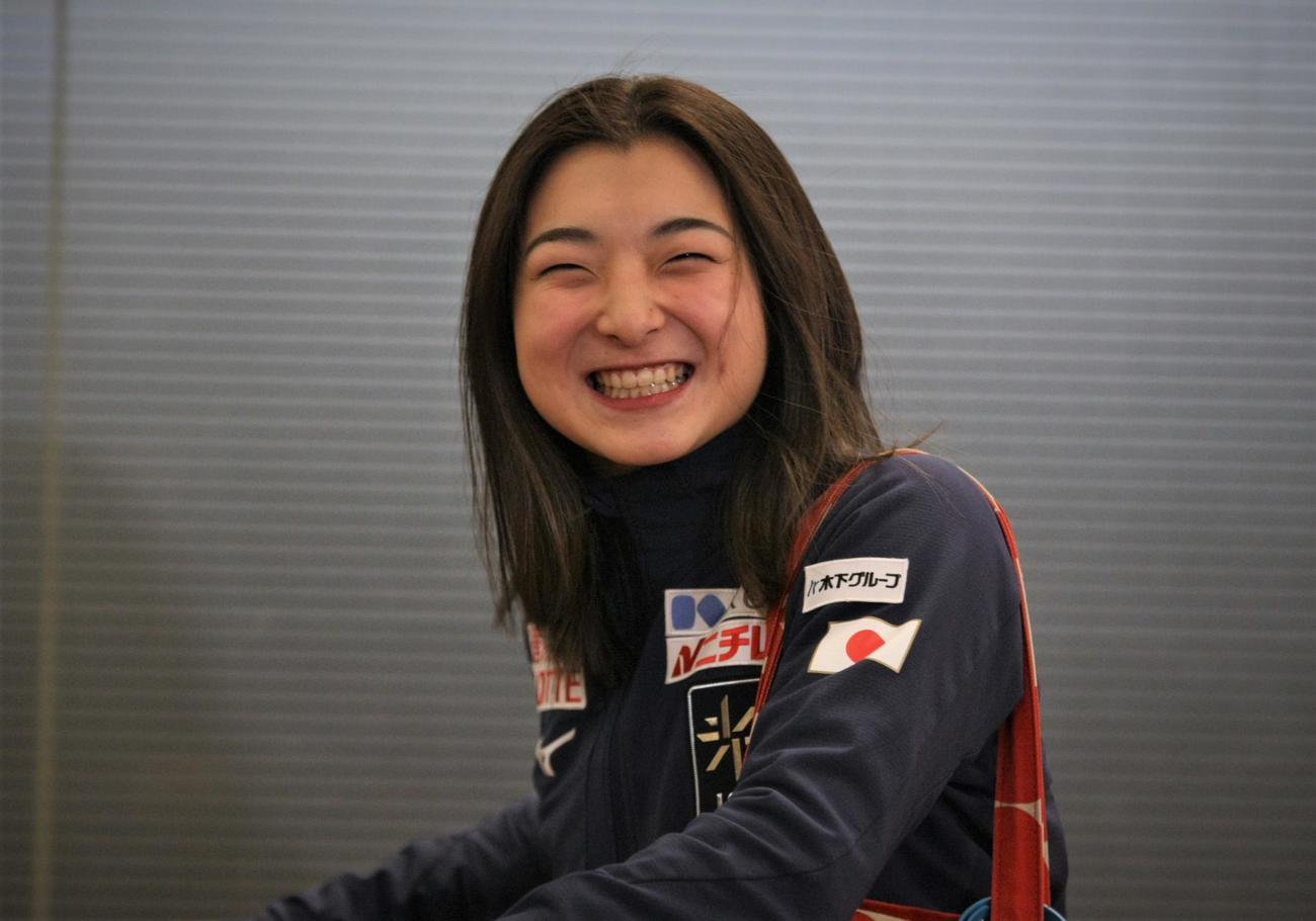 世界選手権で56年ぶりの3連覇を達成し、羽田空港に帰国したフィギュアスケート女子の坂本（撮影・藤塚大輔）