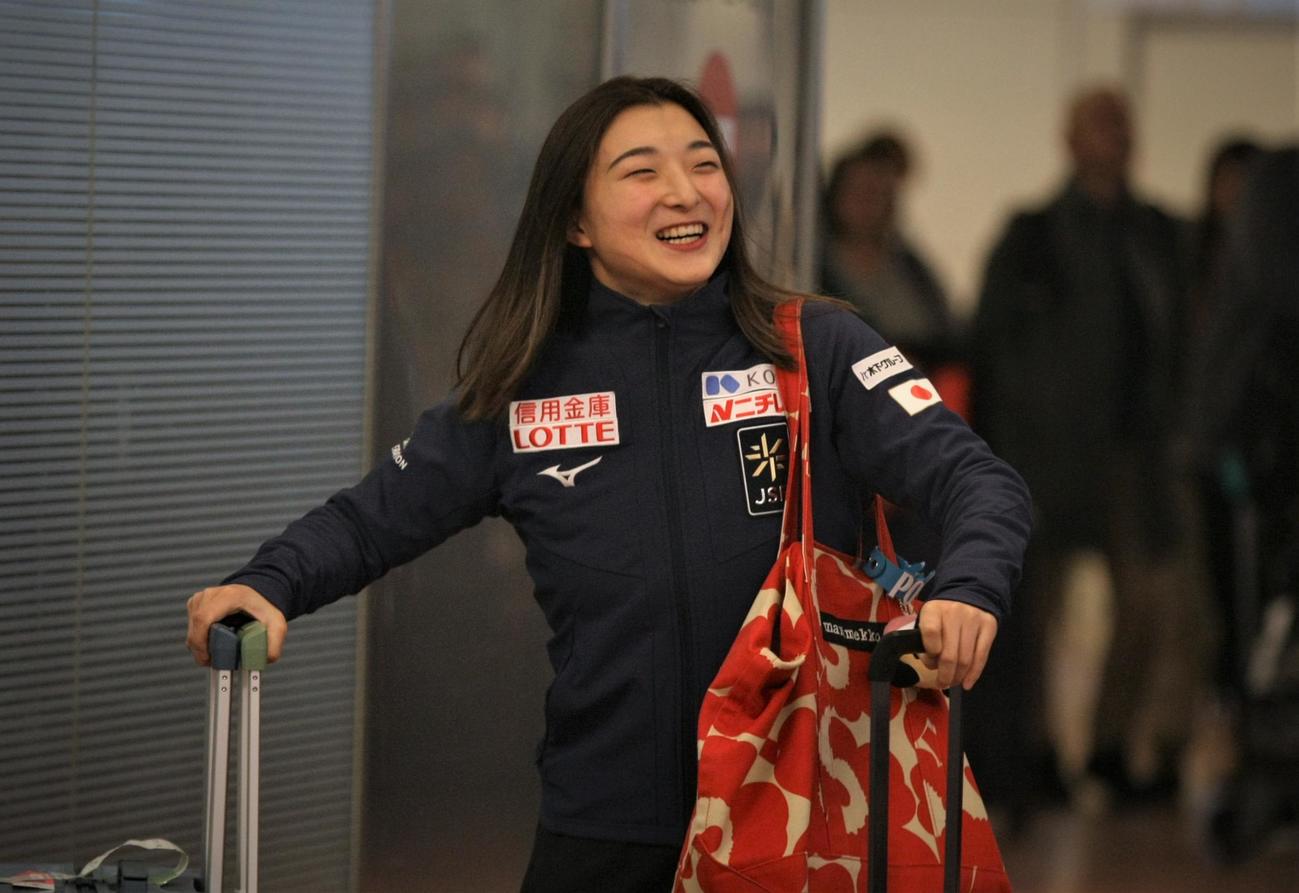 世界選手権で56年ぶりの3連覇を達成し、羽田空港に帰国したフィギュアスケート女子の坂本（撮影・藤塚大輔）