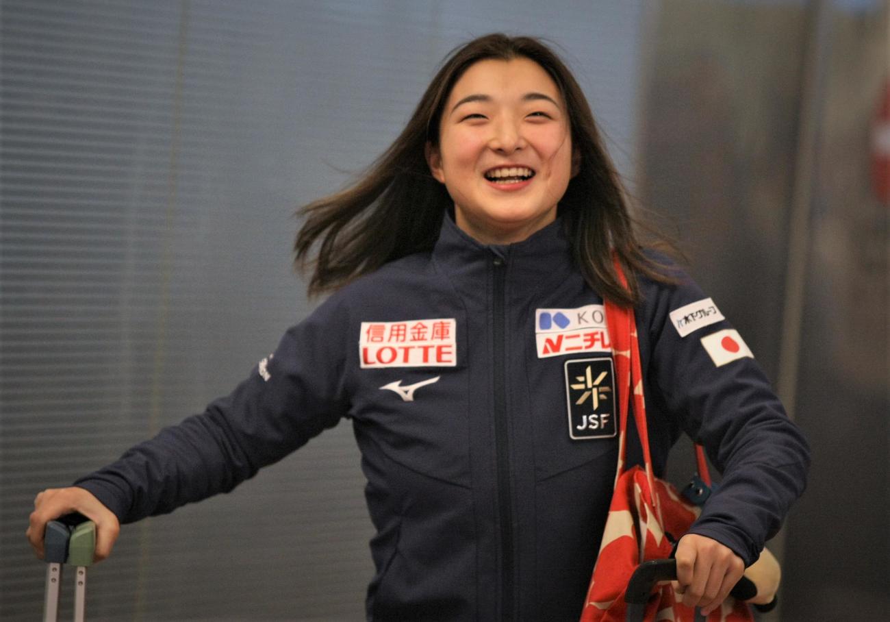 世界選手権で56年ぶりの3連覇を達成し、羽田空港に帰国したフィギュアスケート女子の坂本（撮影・藤塚大輔）