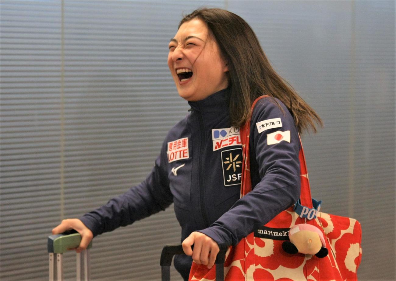 世界選手権で56年ぶりの3連覇を達成し、羽田空港に帰国したフィギュアスケート女子の坂本（撮影・藤塚大輔）