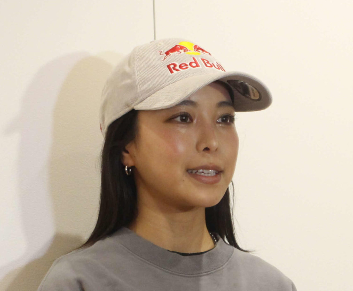 W杯全日程を終えて羽田空港に帰国したスキージャンプの高梨沙羅（撮影・勝部晃多）