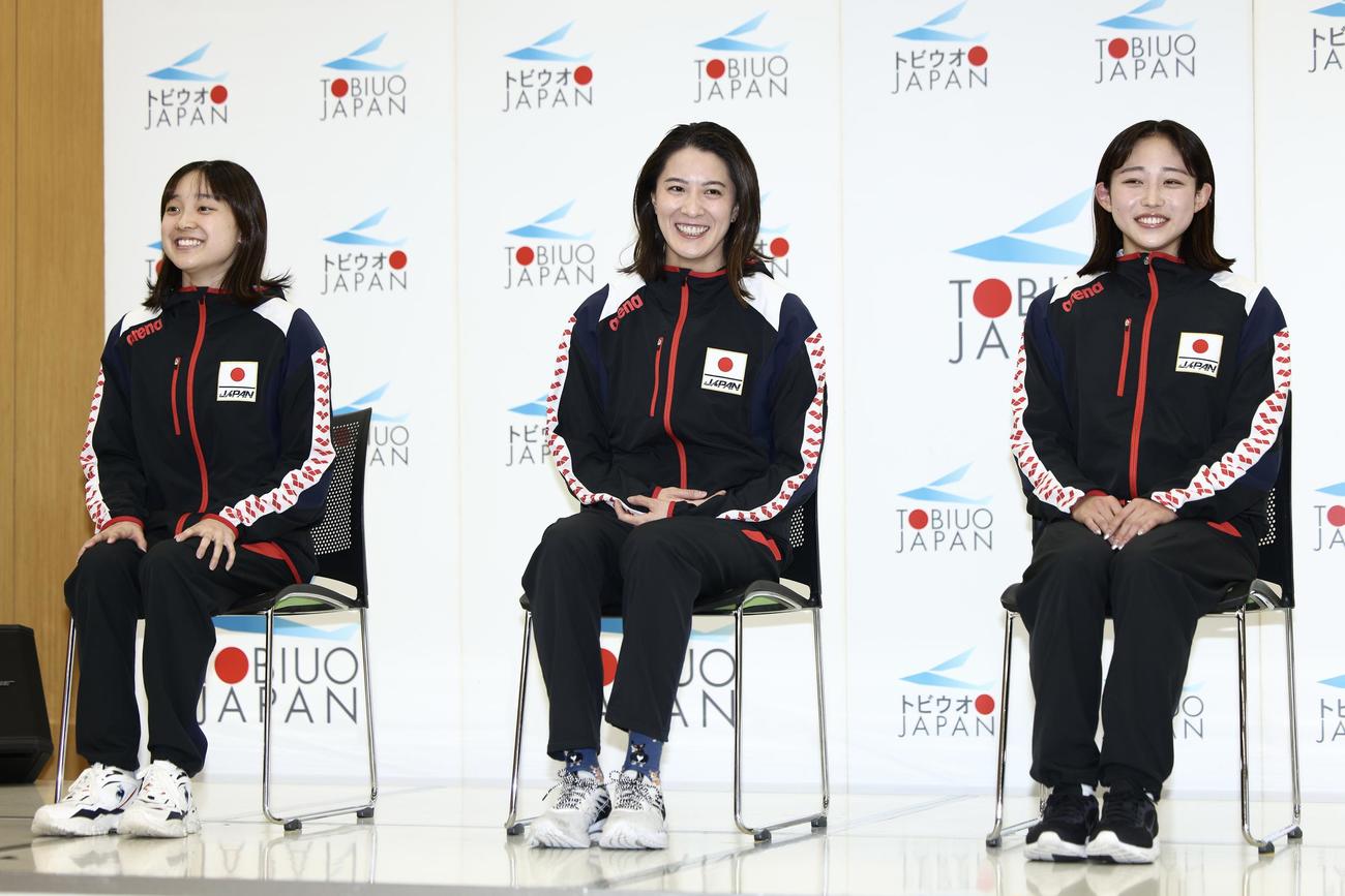 笑顔で会見に臨む、左から成田、大橋、三井（撮影・河田真司）