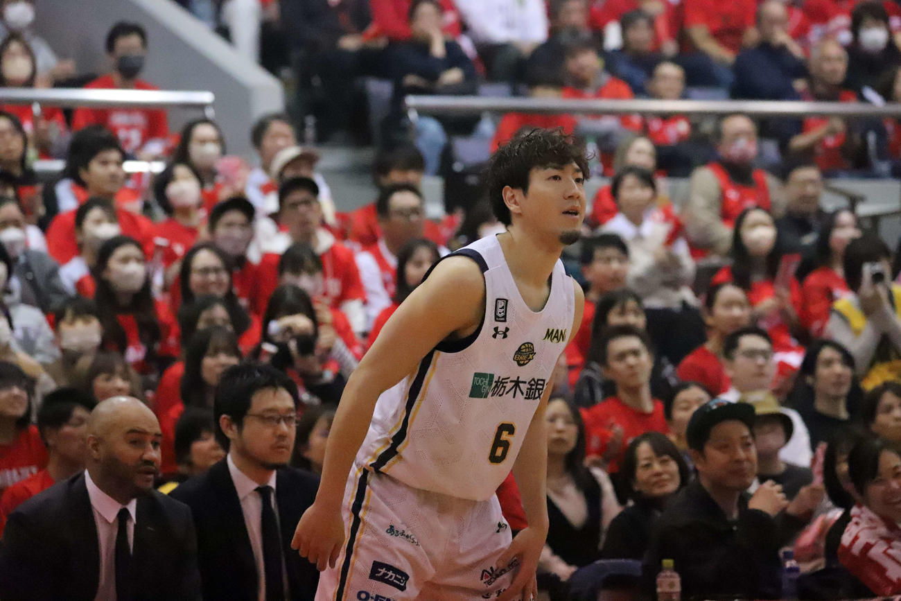 千葉J対宇都宮　仲間の打った3Pシュートの行方を見守る宇都宮・比江島慎（撮影・沢田啓太郎）