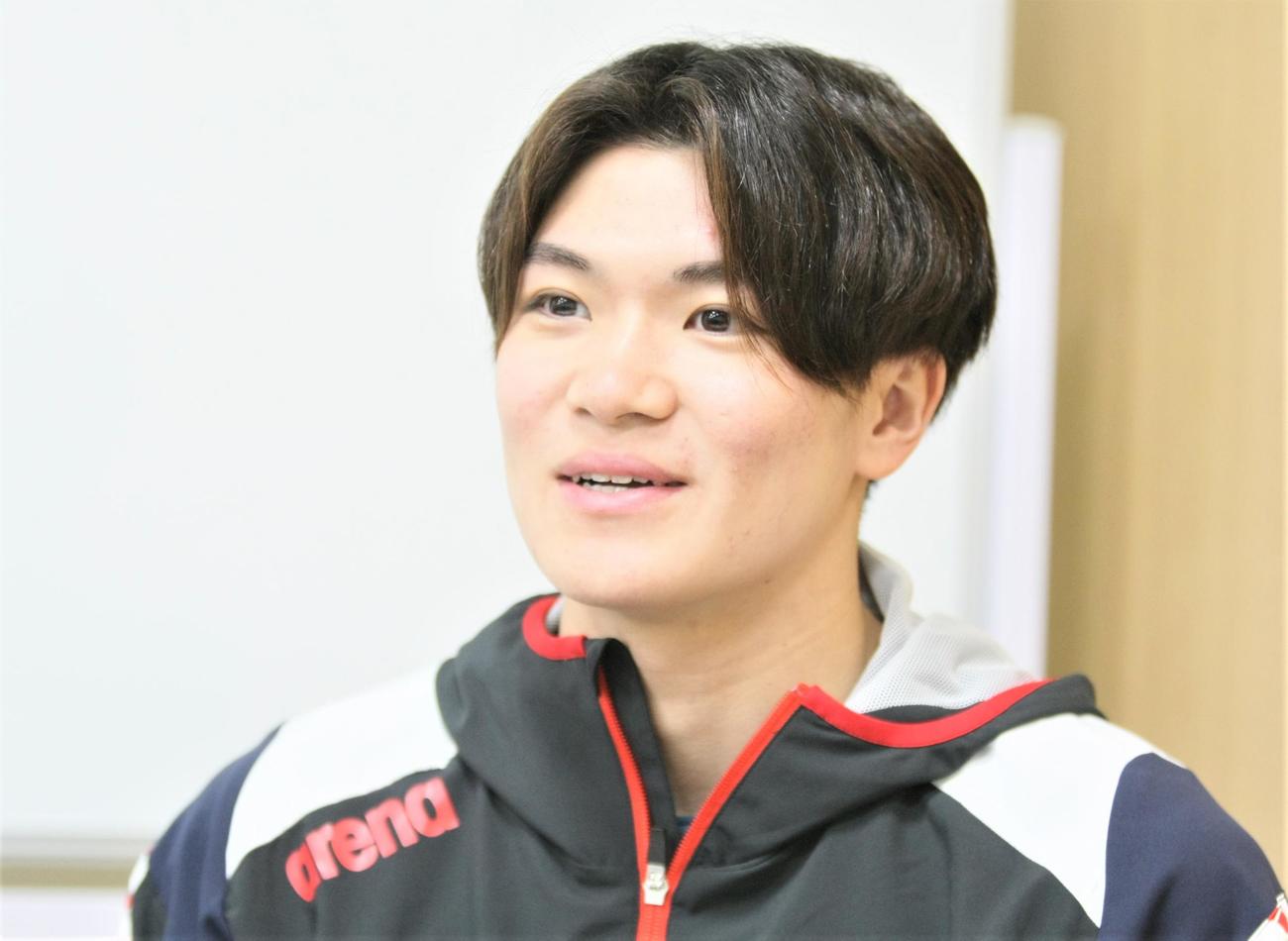 パリ五輪競泳代表の合同取材会に出席した松下（撮影・藤塚大輔）