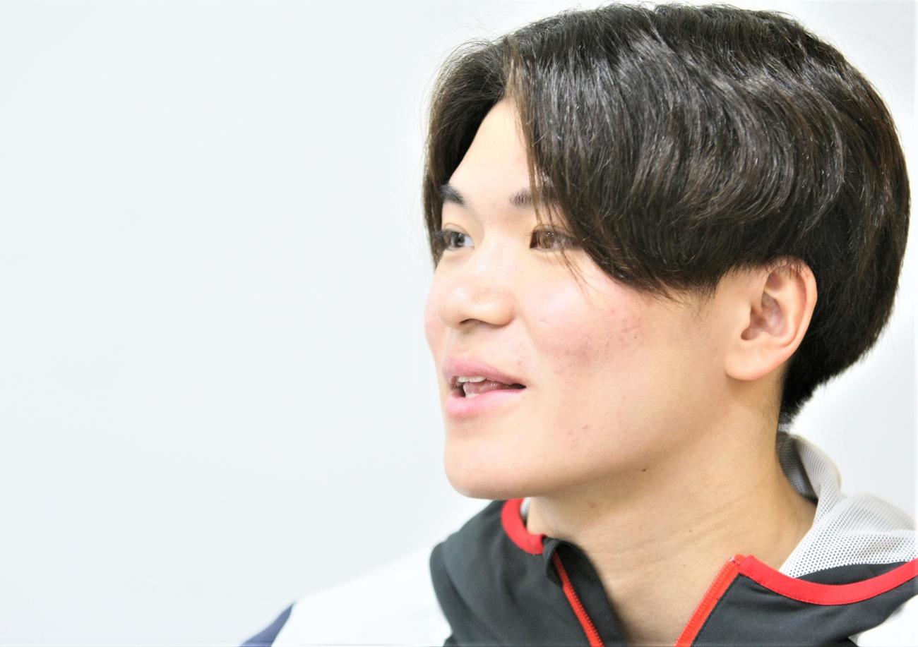 パリ五輪競泳代表の合同取材会に出席した松下（撮影・藤塚大輔）