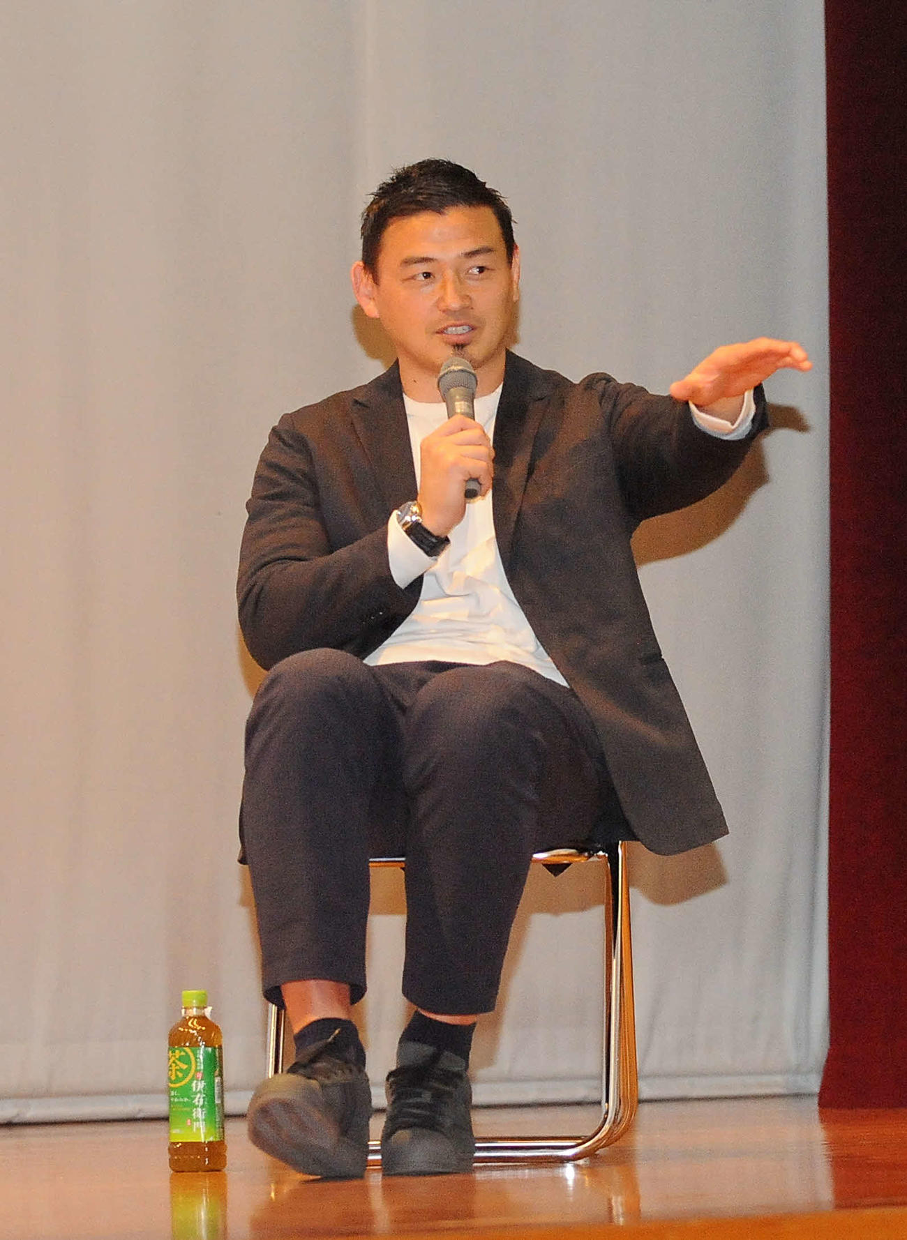 来場者の質問に答える静岡ブルーレヴズの五郎丸CRO