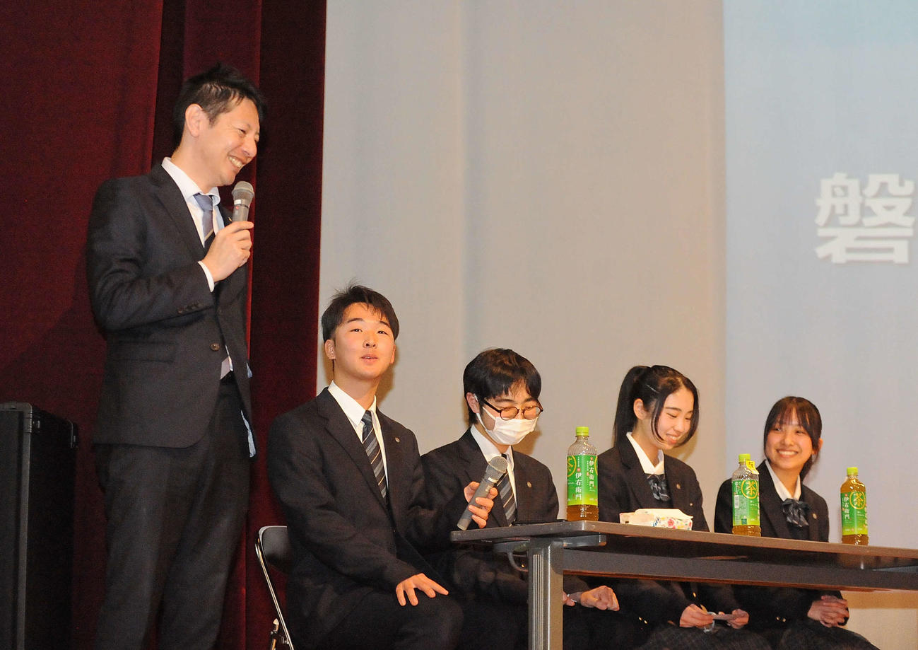 講演会に駆けつけ感想を述べる草地磐田市長（左端）と主催した磐田東高の山下生徒会長（右端）ら