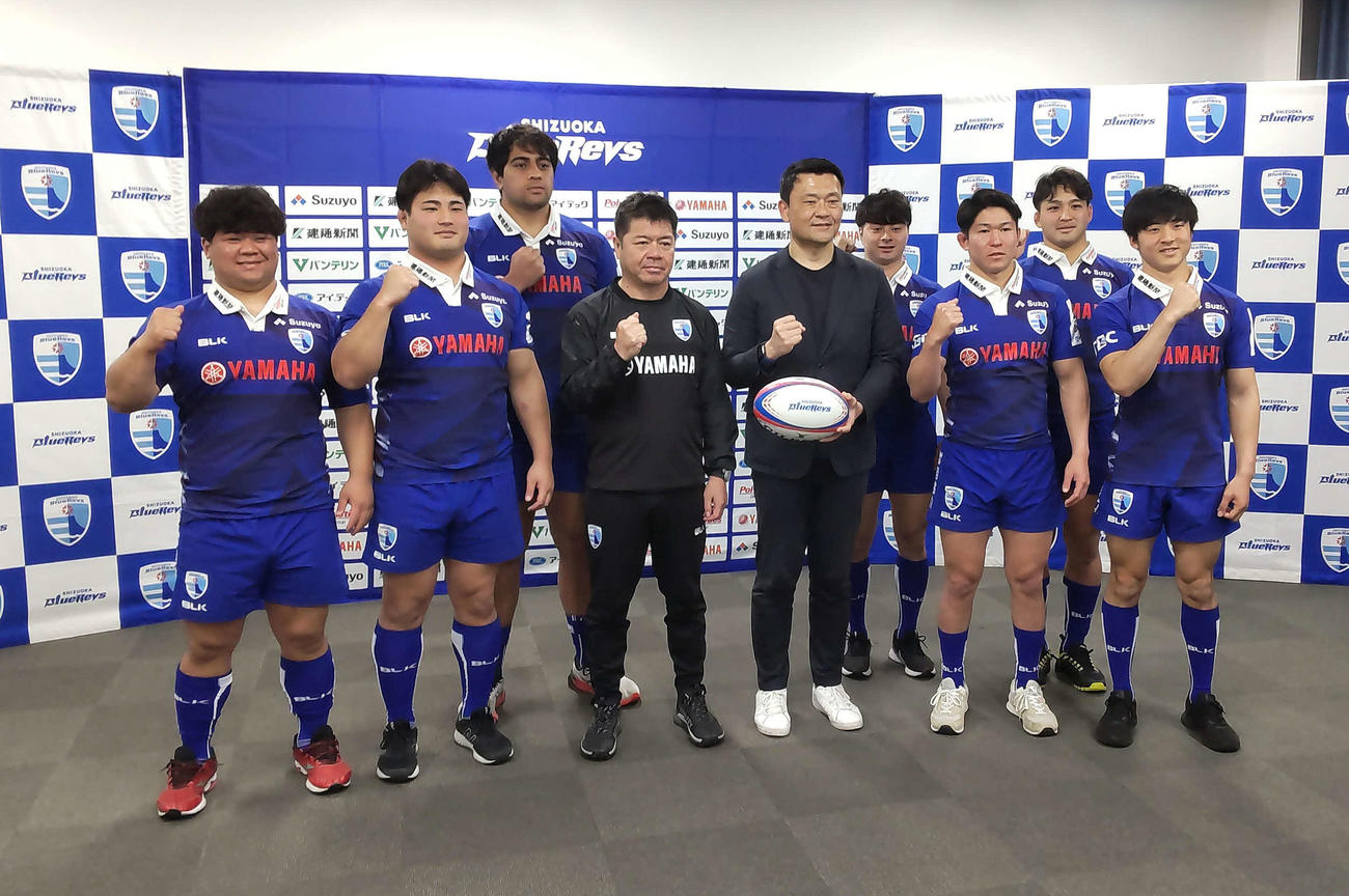 静岡ブルーレヴズの山谷社長（前列中央右）や藤井監督（同左）とガッツポーズで意気込む新加入選手ら