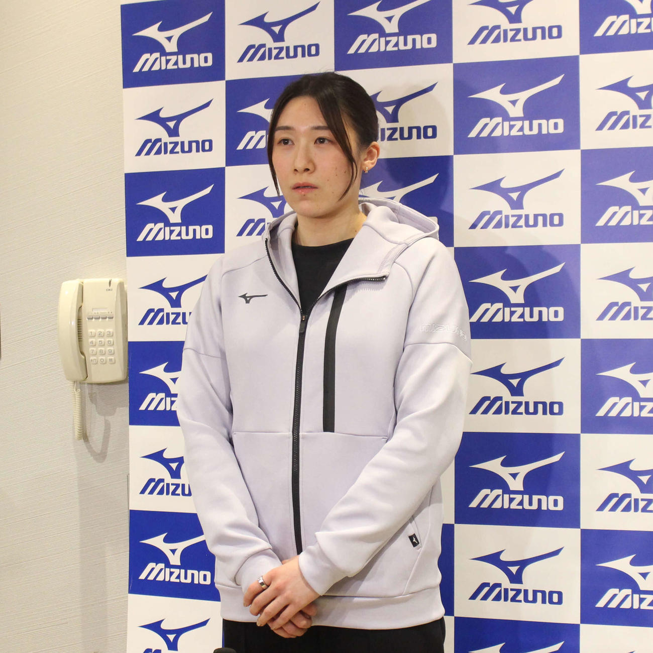 セリエA全日程を終えて羽田空港に帰国した石川真佑（撮影・勝部晃多）
