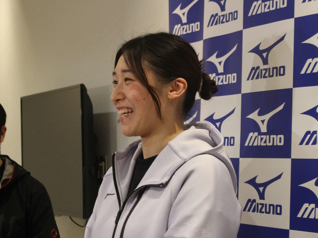 セリエA全日程を終えて羽田空港に帰国した石川真佑（撮影・勝部晃多）