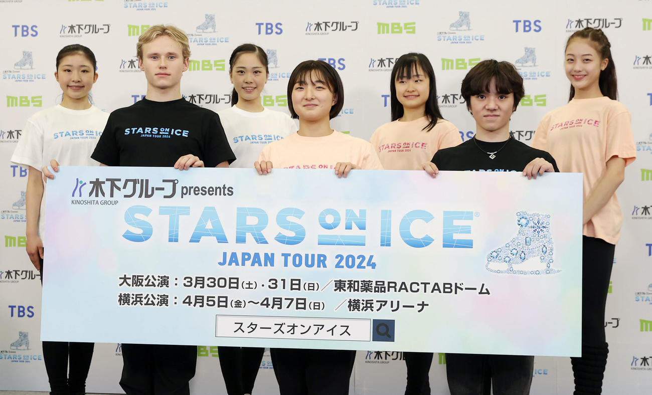 「STARS ON ICE JAPAN TOUR 2024」の前日会見を行った、前列左からマリニン、坂本、宇野。後列左から千葉、吉田、島田、上薗（撮影・前田充）