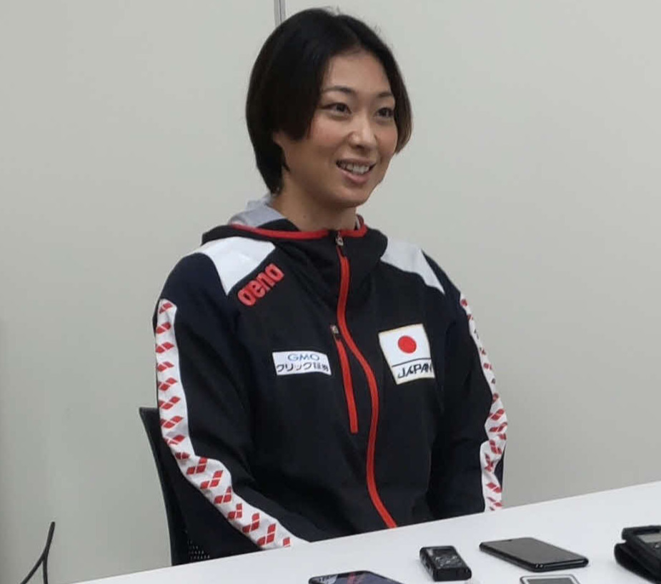 取材に応じて笑顔の鈴木