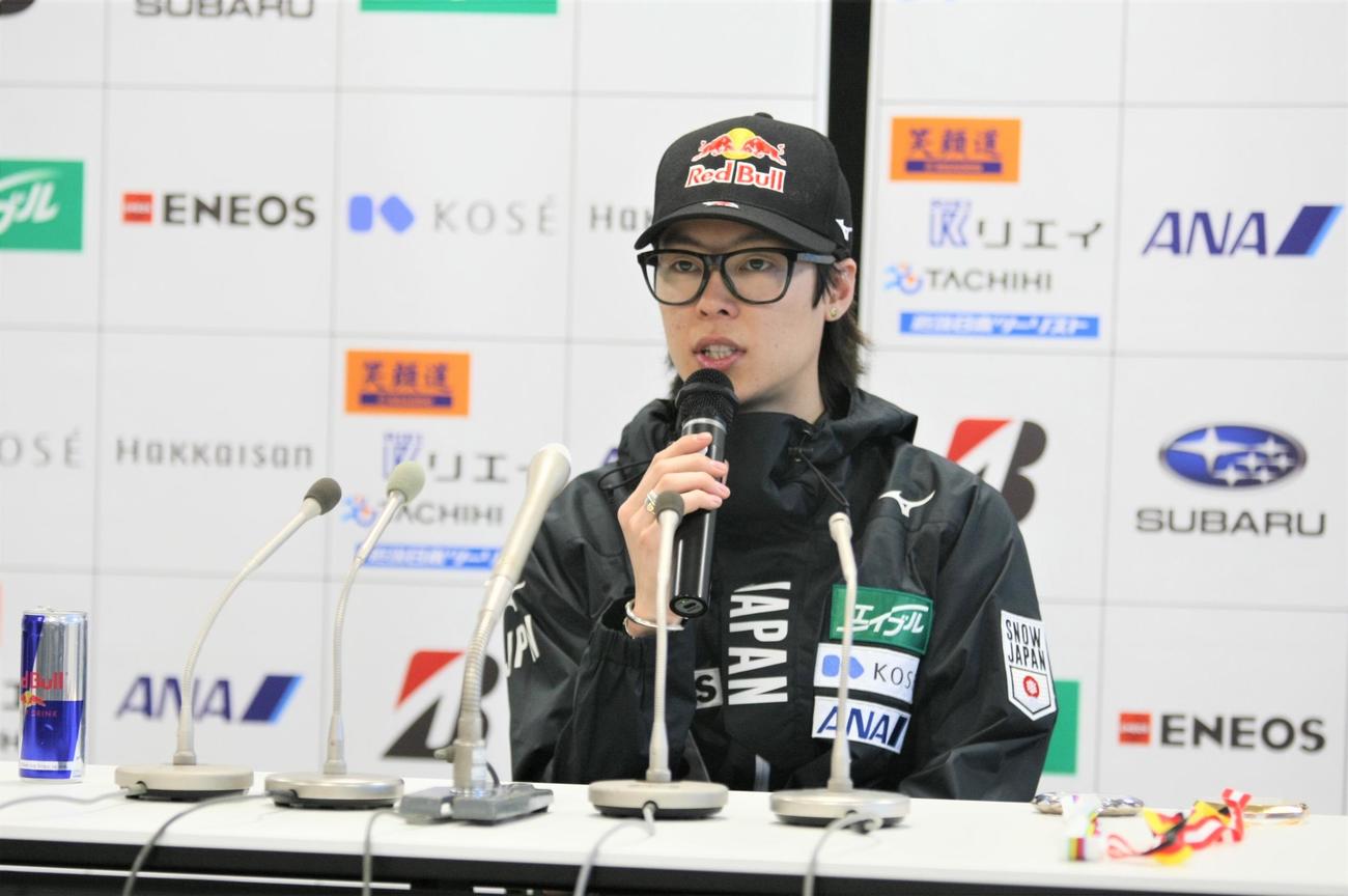 帰国会見に臨んだスキー・ジャンプ男子の小林（撮影・藤塚大輔）