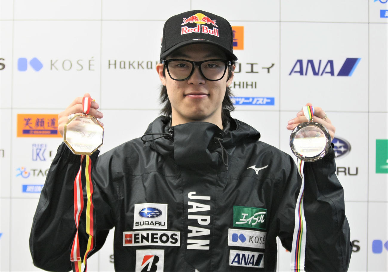ジャンプ週間総合優勝の金メダル（左）とW杯個人総合2位の銀メダルを手にして笑顔を見せるスキー・ジャンプ男子の小林（撮影・藤塚大輔）