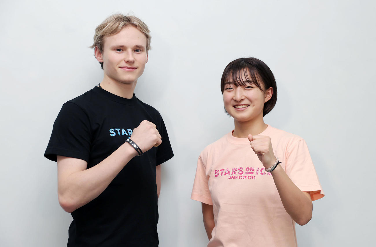 インタビューを前に笑顔を見せるマリニン（左）と坂本（撮影・前田充）