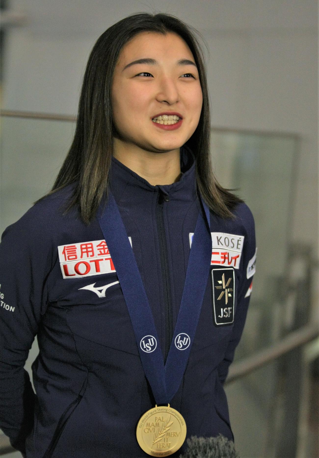世界選手権で56年ぶりの3連覇を達成し、羽田空港に帰国したフィギュアスケート女子の坂本＝2024年3月26日