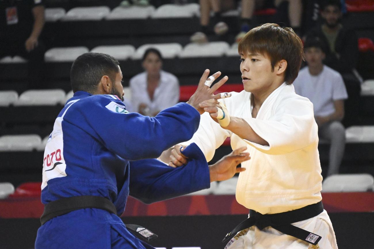 男子66キロ級準決勝　フランス選手（左）と対戦する阿部一二三（共同）