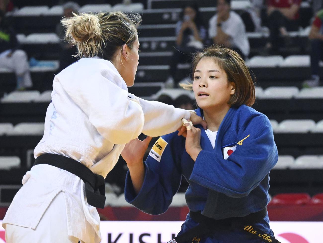 女子52キロ級準決勝　イタリア選手（左）と対戦する阿部詩（共同）