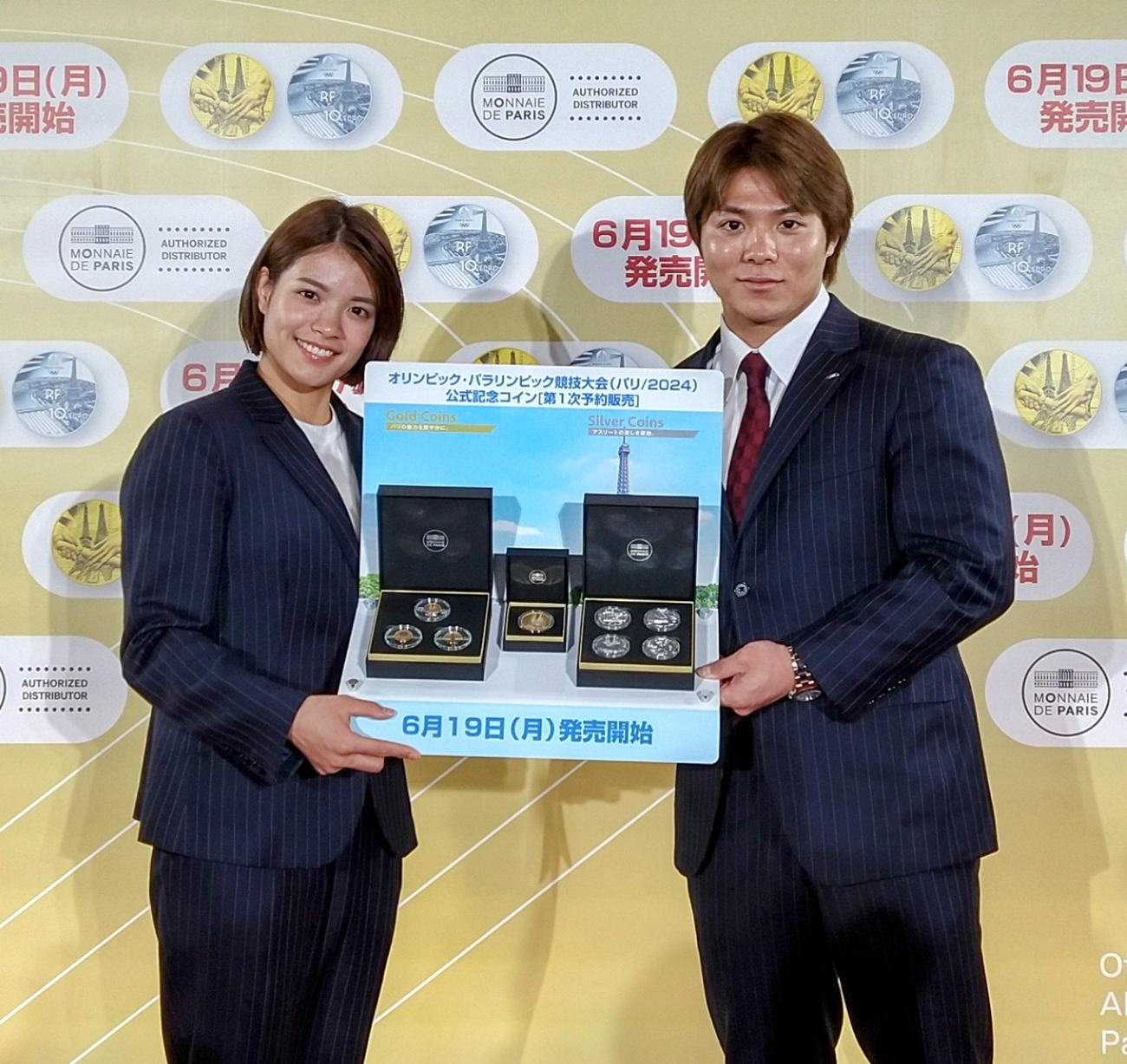 パリ五輪・パラリンピックの公式記念コイン発表会に出席した阿部兄妹の一二三（右）と詩（2023年6月14日）