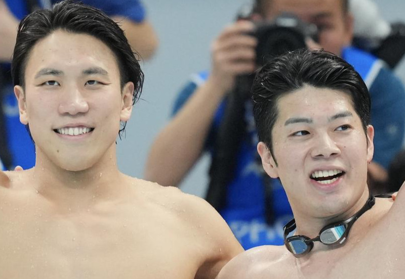 松元克央（左）と水沼尚輝（2024年3月撮影）