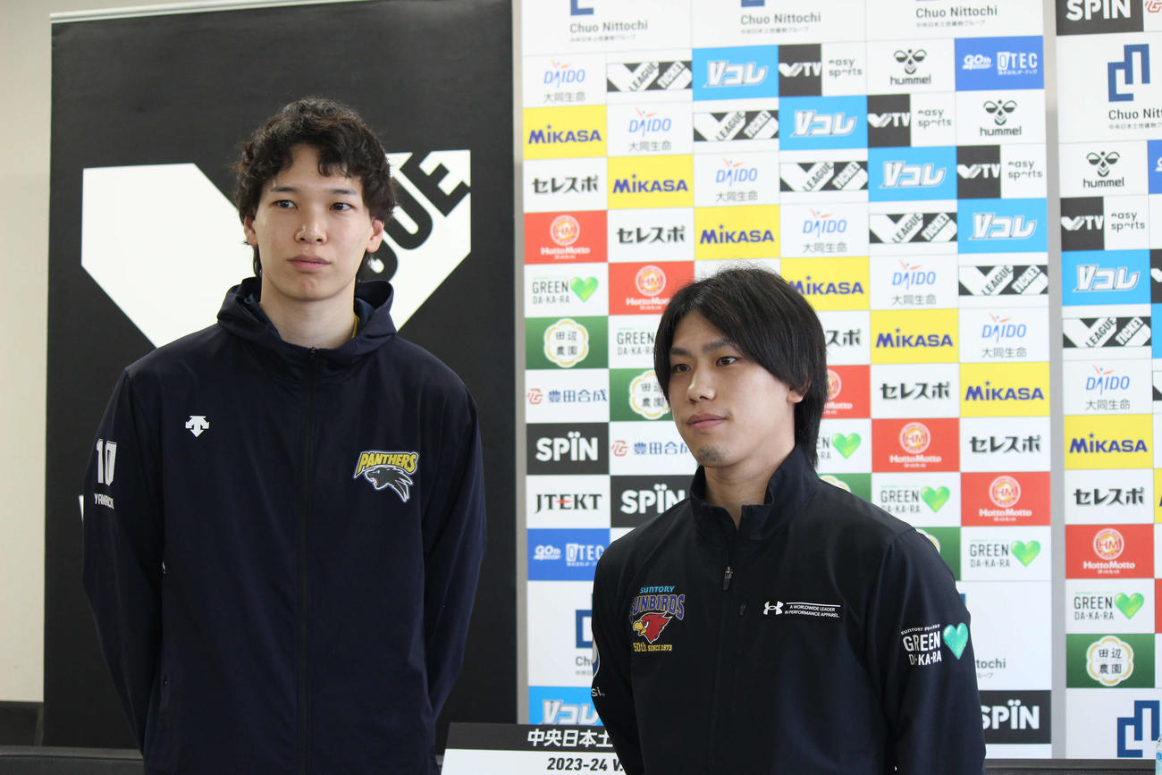 Vリーグファイナルステージ決勝の前日会見で、笑顔を見せるパナソニックの山内晶大（左）とサントリーの大宅真樹（撮影・勝部晃多）