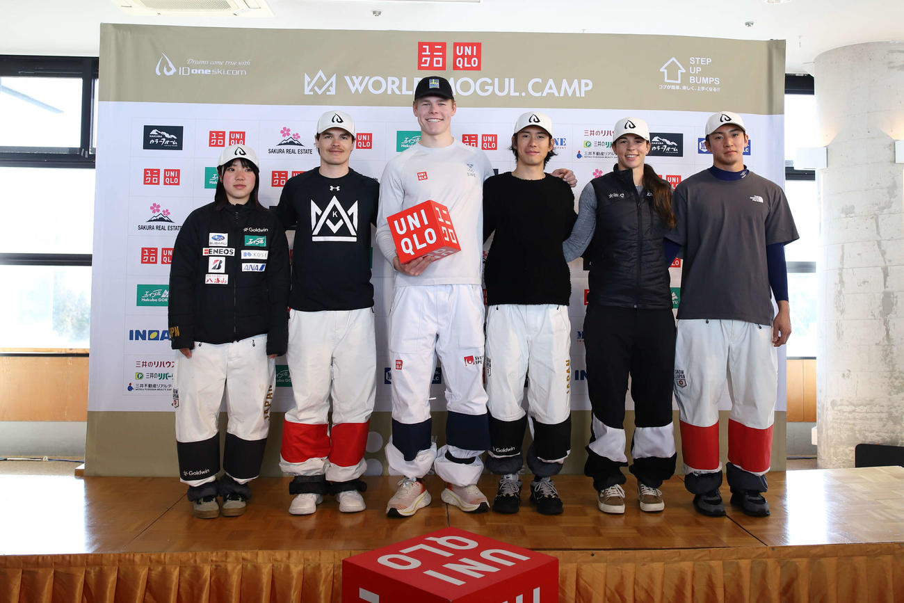 記念写真に収まるモーグルのトップ選手ら。堀島は右から3人目