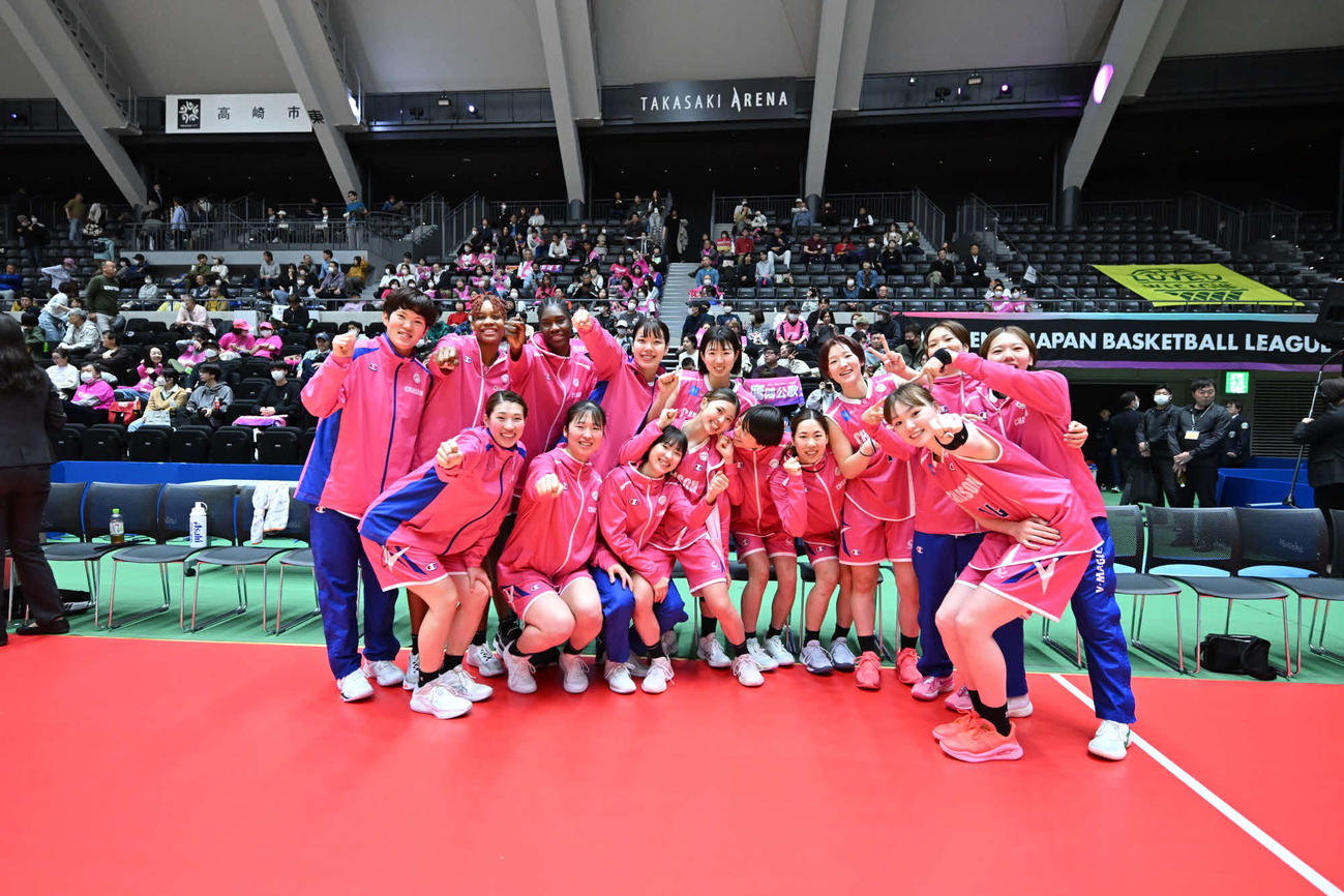 試合に勝利して笑顔を見せるシャンソン化粧品の選手ら（C）W LEAGUE