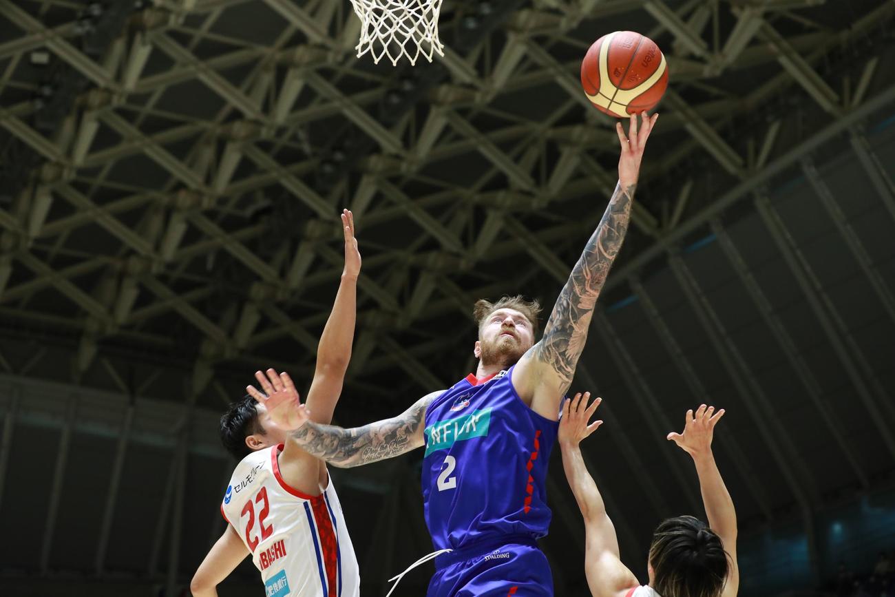 第4Q、相手ディフェンスをかわし、ゴールを決める青森アウダ（C）B.LEAGUE