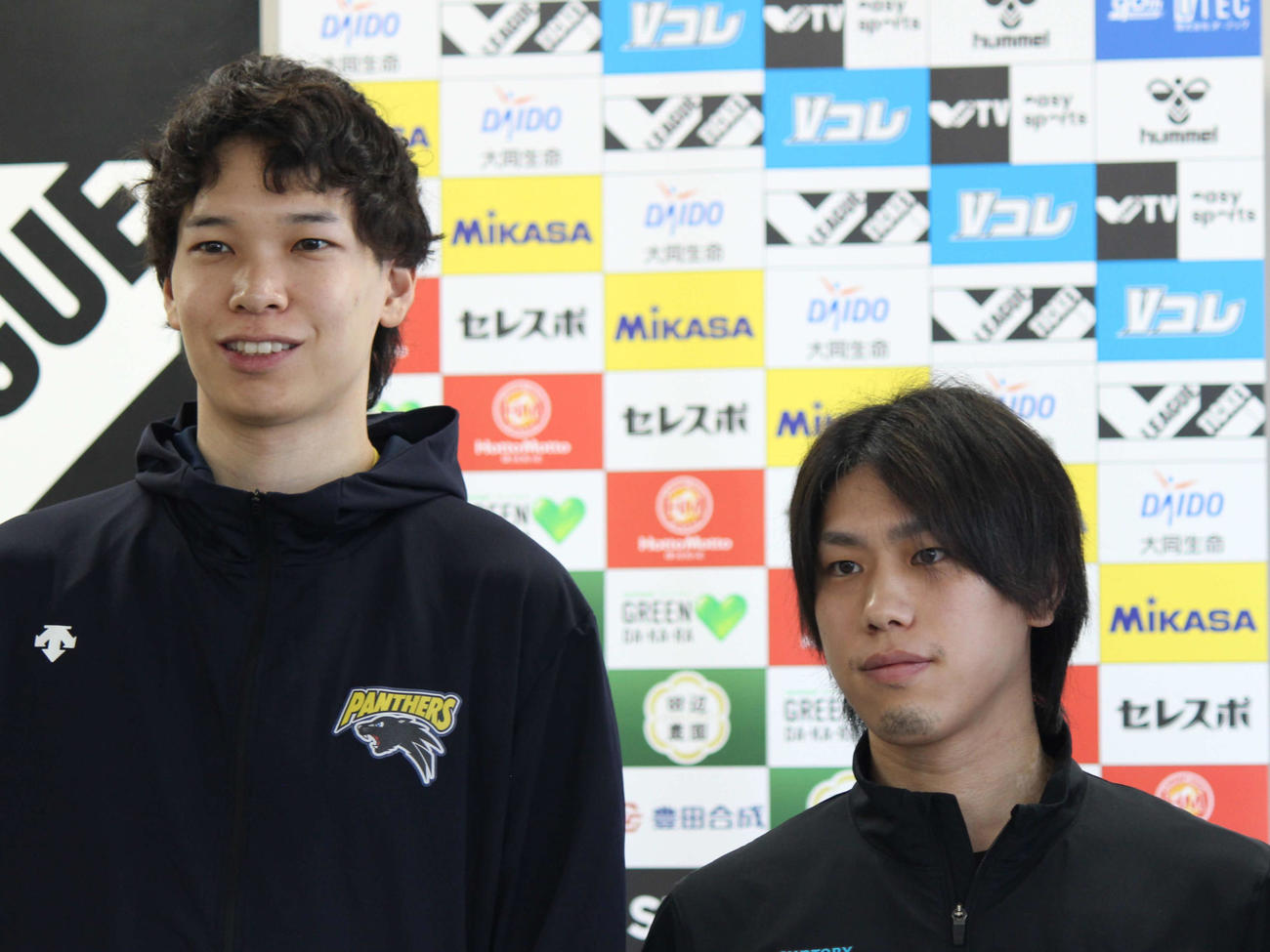Vリーグファイナルステージ決勝の前日会見で、笑顔を見せるパナソニックの山内晶大（左）とサントリーの大宅真樹（撮影・勝部晃多）