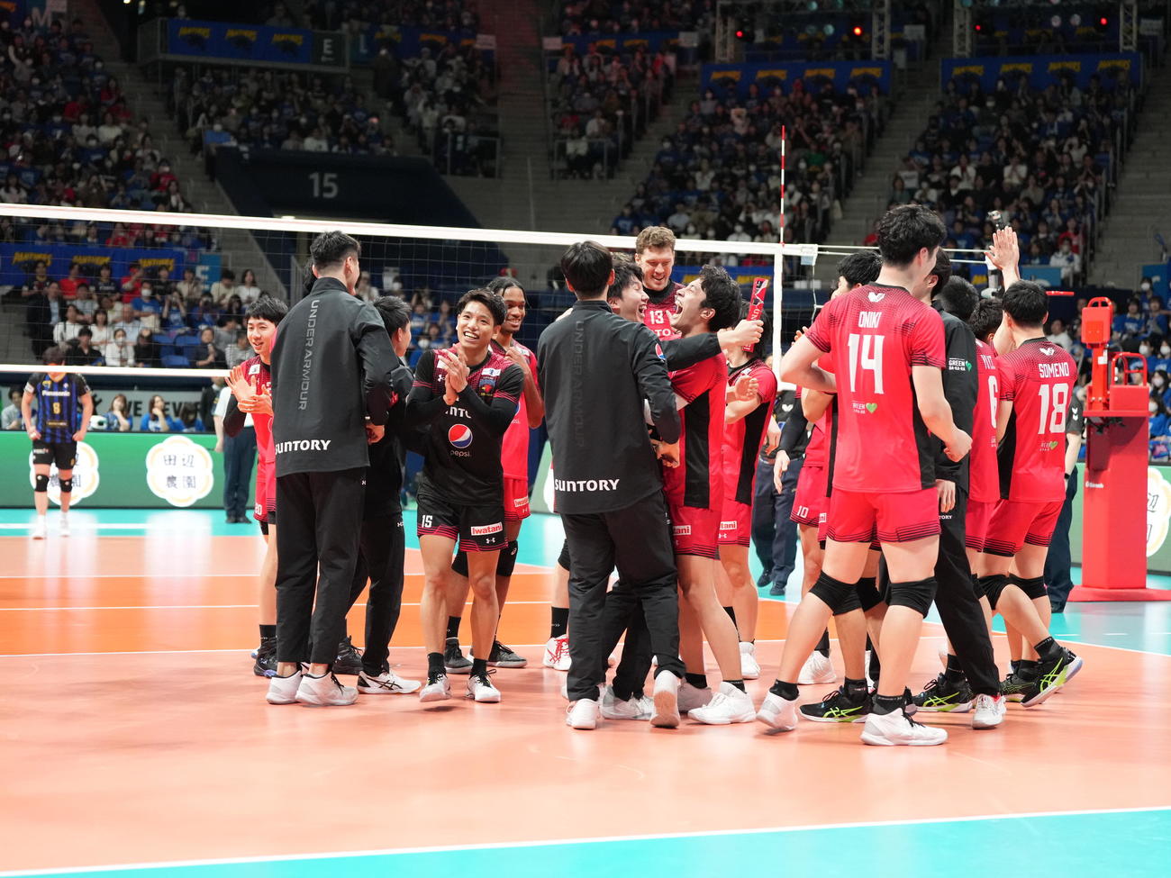 Vリーグ1部プレーオフ決勝男子　パナソニック対サントリー　プレーオフを制し歓喜に沸くサントリーの選手たち（撮影・小沢裕）