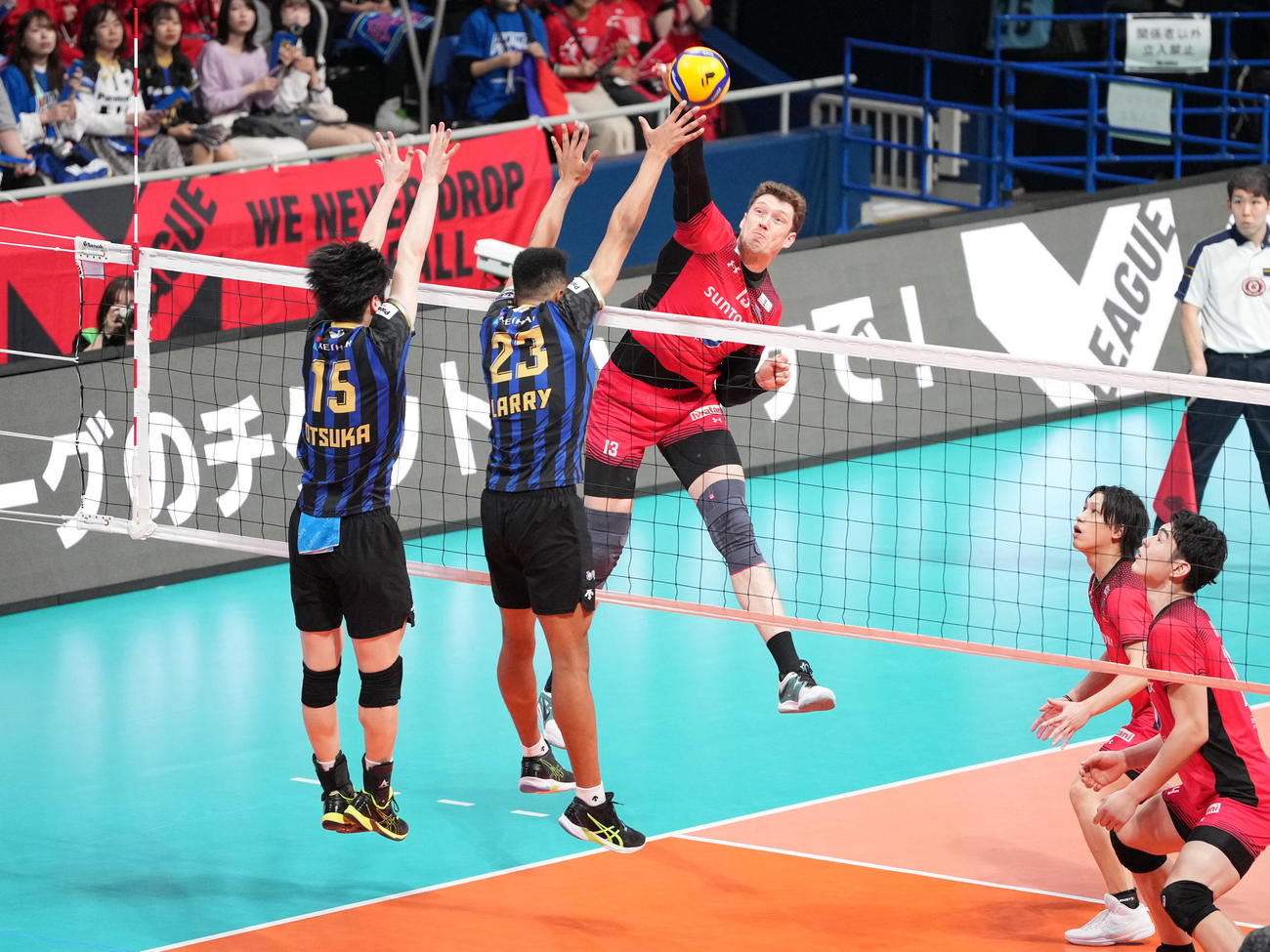 Vリーグ1部プレーオフ決勝男子　パナソニック対サントリー　第1セット、サントリー、ムセルスキー・ドミトリー（中央）はスパイクを決める（撮影・小沢裕）