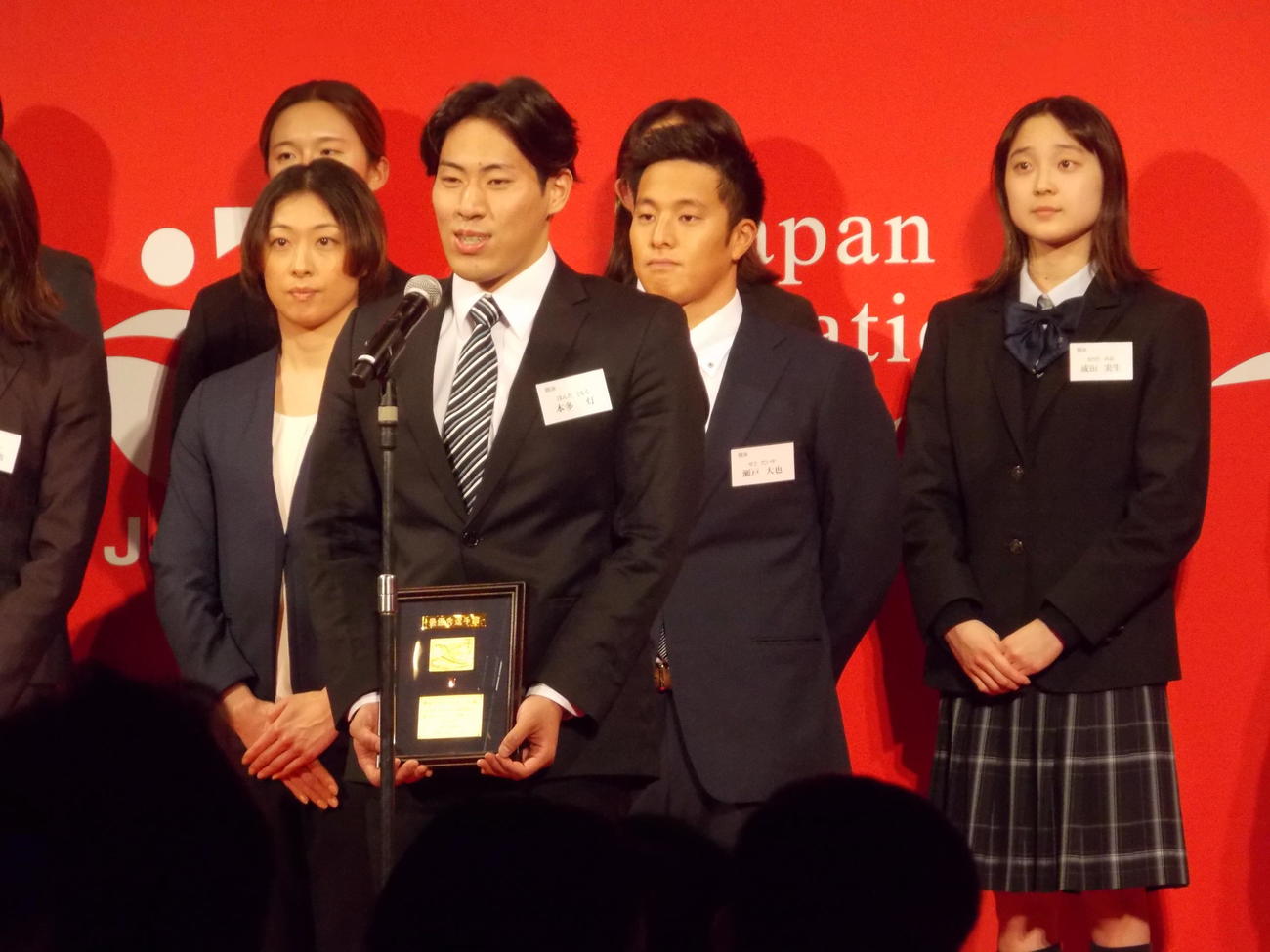 日本水泳連盟の表彰式で最優秀選手賞を受け取り、思いを語る本多灯（前列中央）（撮影・松本航）