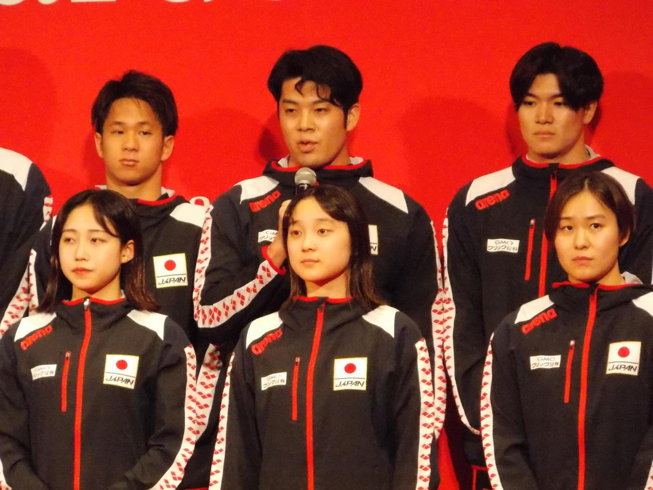 日本水泳連盟表彰式で決意を語るパリ五輪競泳代表主将の水沼尚輝（後列中央）（撮影・松本航）