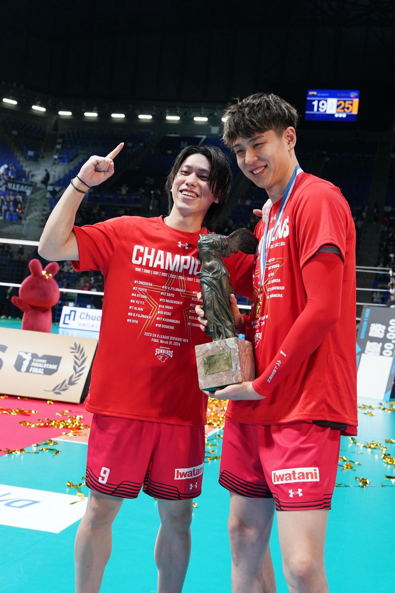 Vリーグ1部プレーオフ決勝男子　パナソニック対サントリー　Vリーグ1部男子のプレーオフを制し記念撮影に臨むサントリーのMVPを受賞した大宅（左）と小野寺（撮影・小沢裕）