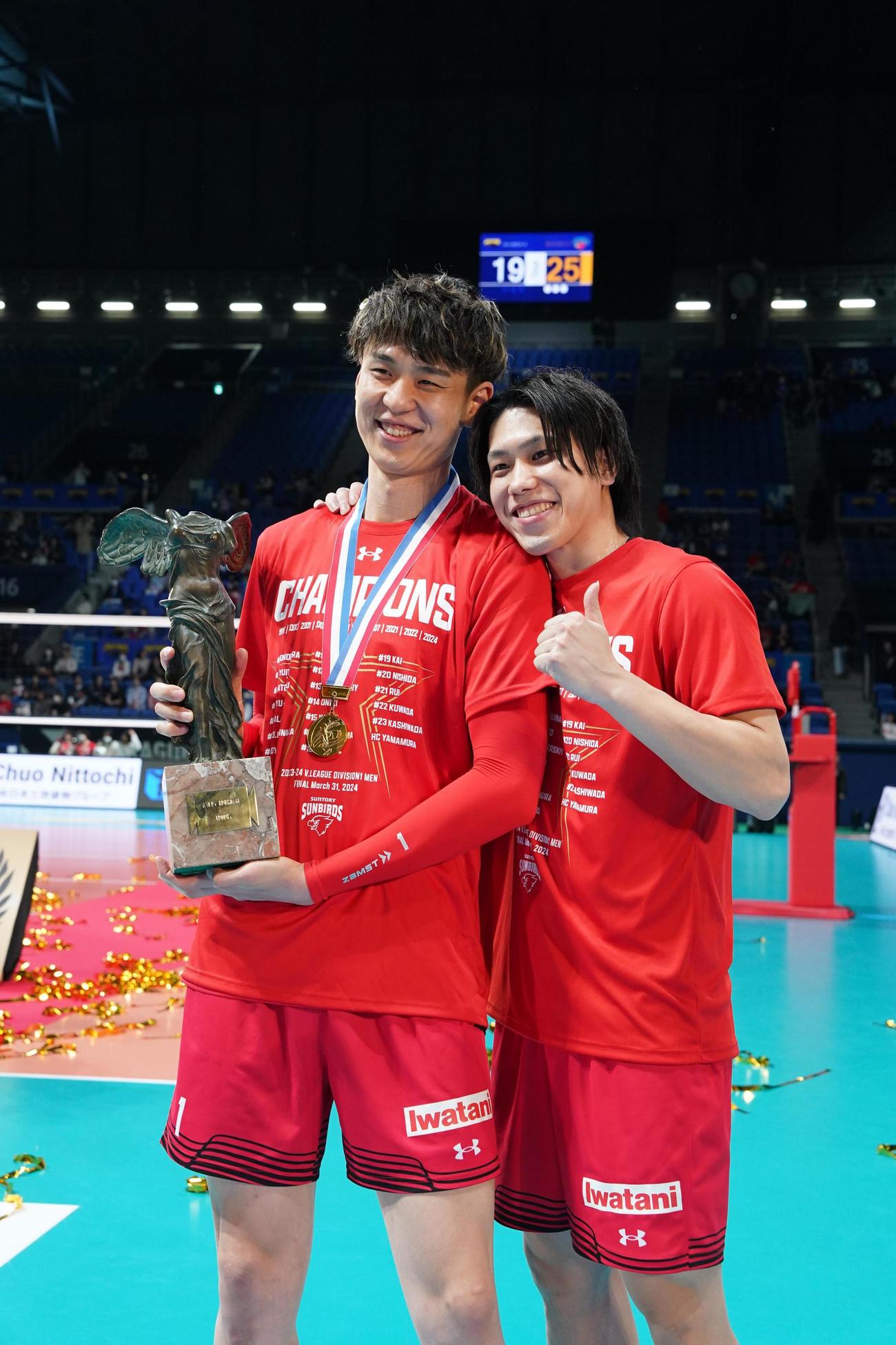 Vリーグ1部プレーオフ決勝男子　パナソニック対サントリー　Vリーグ1部男子のプレーオフを制し記念撮影に臨むサントリーのMVPを受賞した大宅（右）と小野寺（撮影・小沢裕）