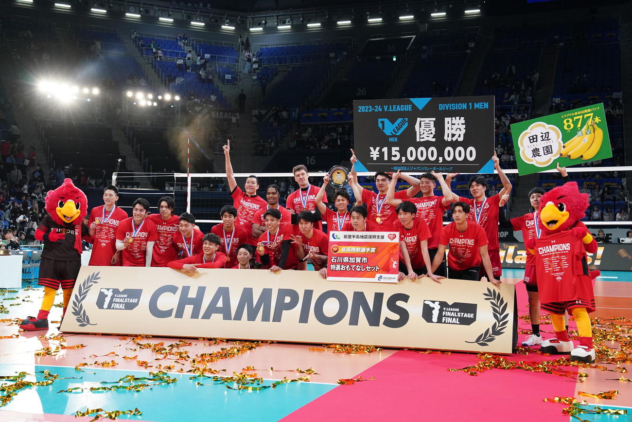 Vリーグ1部プレーオフ決勝男子　パナソニック対サントリー　Vリーグ1部男子のプレーオフを制し記念撮影に臨むサントリーの選手たち（撮影・小沢裕）
