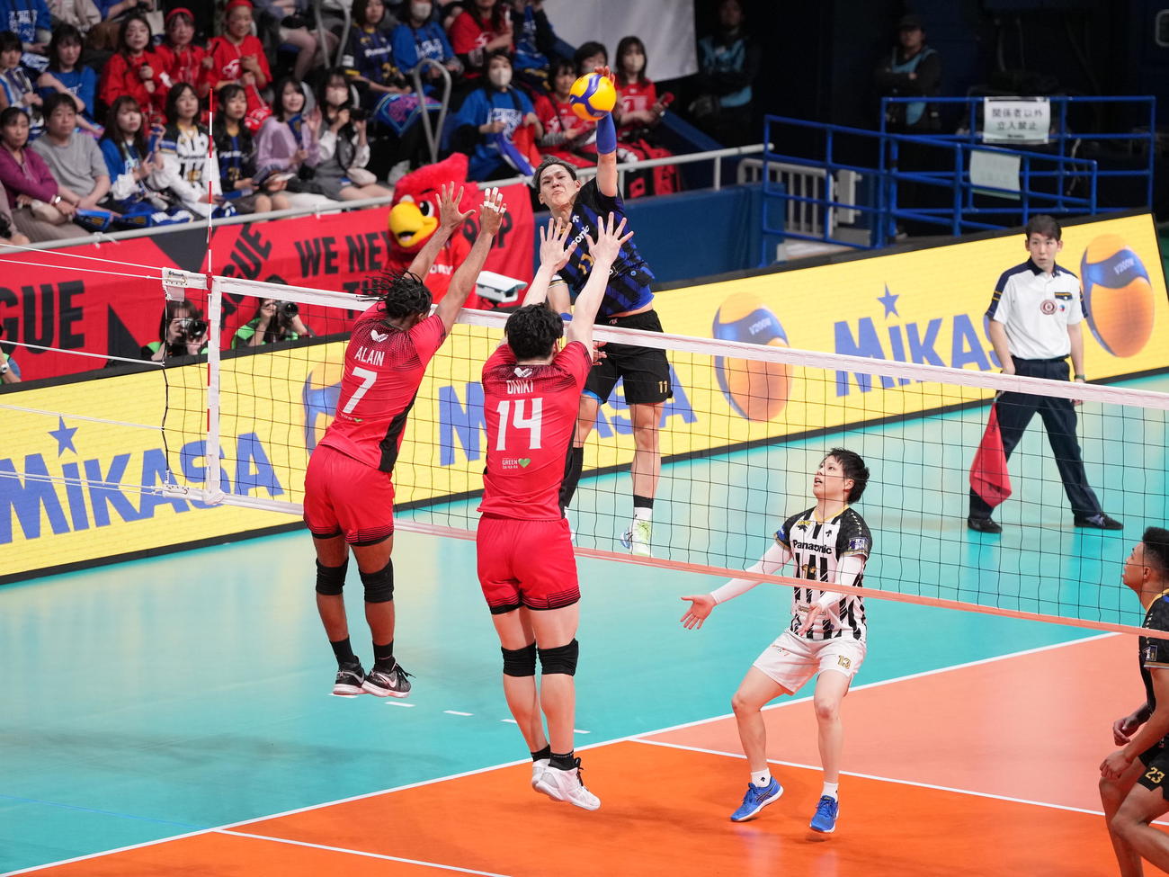 Vリーグ1部プレーオフ決勝男子　パナソニック対サントリー　第2セット、パナソニック西田（中央）はスパイクを決める（撮影・小沢裕）