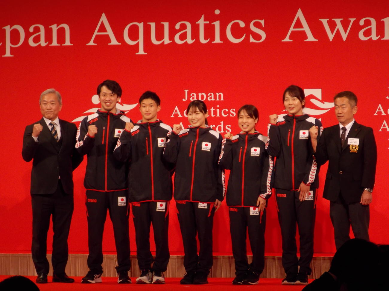 日本水泳連盟表彰式でポーズを決める坂井丞（左から2人目）、玉井陸斗（同3人目）、三上紗也可（中央）、荒井祭里（右から3人目）、榎本遼香（同2人目）ら飛び込みの関係者（撮影・松本航）