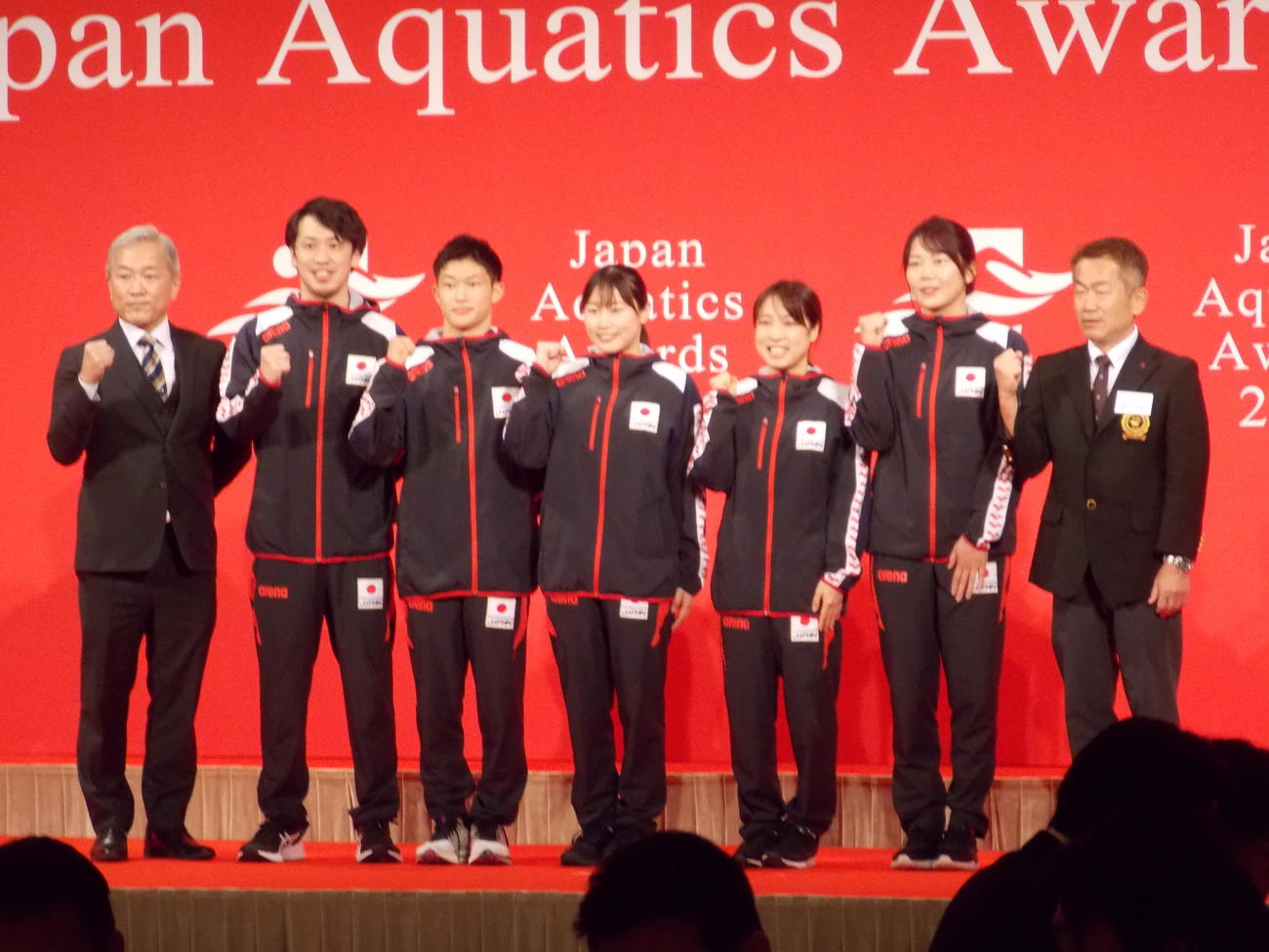 日本水泳連盟表彰式でポーズを決める坂井丞（左から2人目）、玉井陸斗（同3人目）、三上紗也可（中央）、荒井祭里（右から3人目）、榎本遼香（同2人目）ら飛び込みの関係者（撮影・松本航）