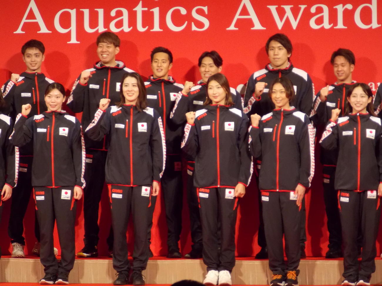 ポーズを決めるパリ五輪競泳代表の、前列左から青木、大橋、池江、鈴木、三井、後列左から花車、渡辺、瀬戸、本多、松元、竹原（撮影・松本航）