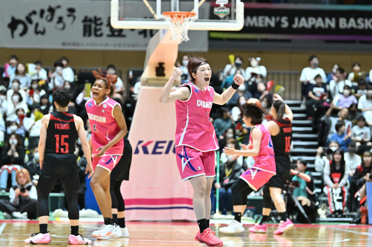 雄たけびを上げながら両手でガッツポーズするシャンソン化粧品の小池（C）W LEAGUE