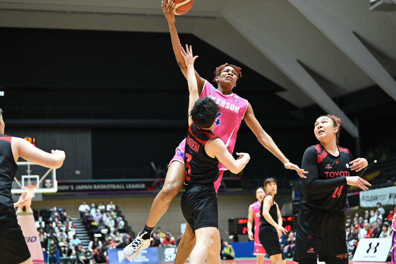 相手リングにボールを運ぶシャンソン化粧品のウチェ（C）W LEAGUE