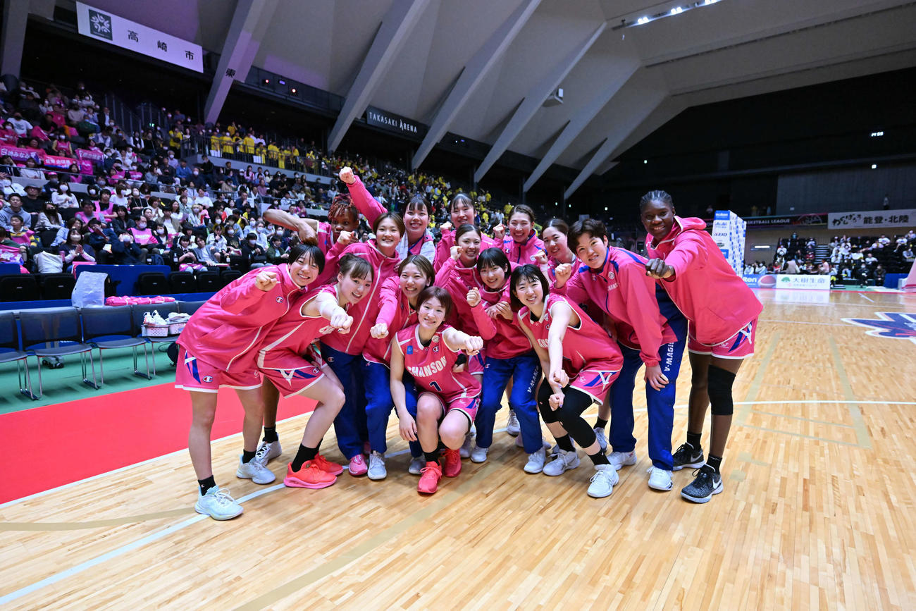 セミファイナル進出を喜ぶシャンソン化粧品の選手ら（C）W LEAGUE
