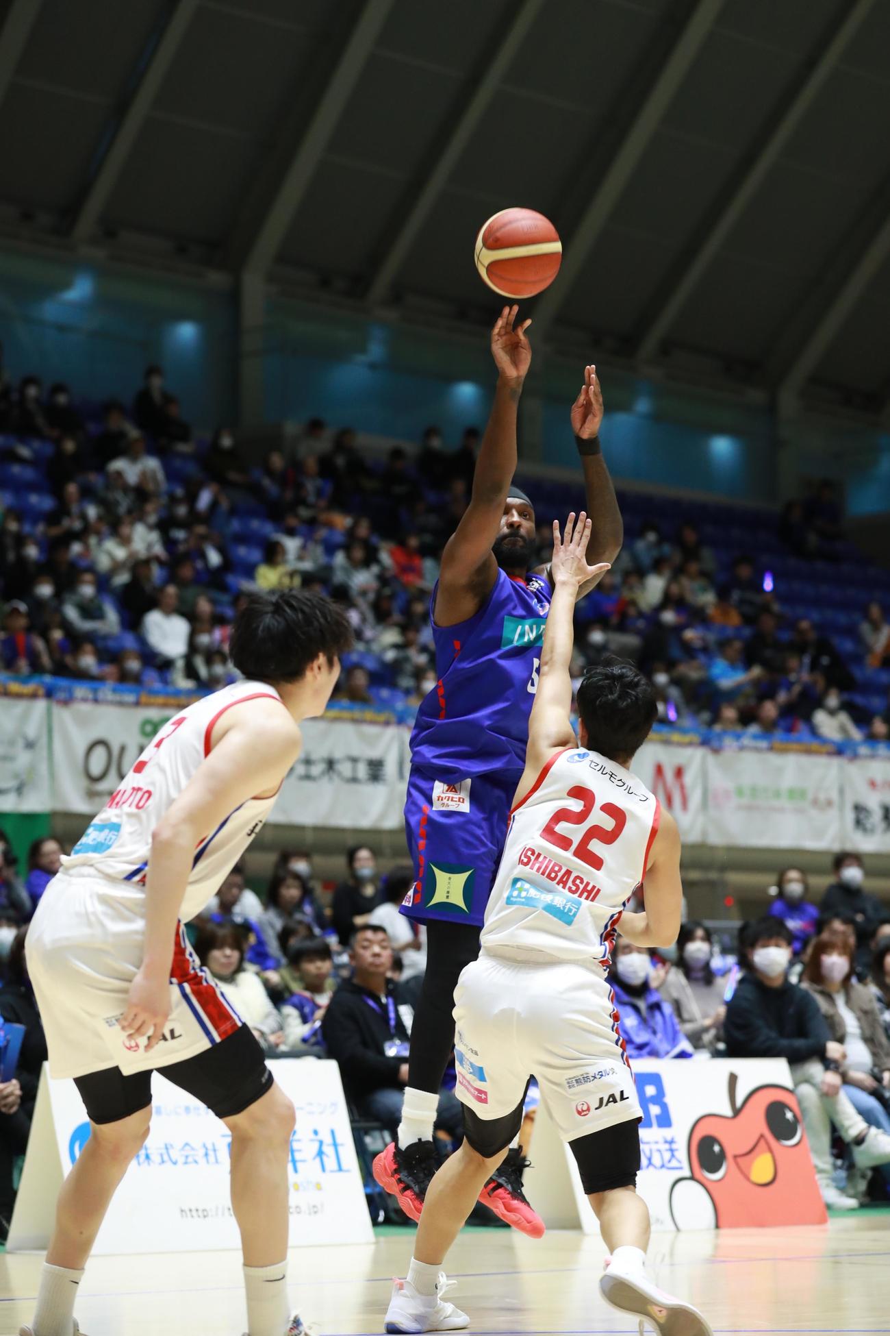 第2Q、3点シュートを決める青森ハミルトン（C）B.LEAGUE