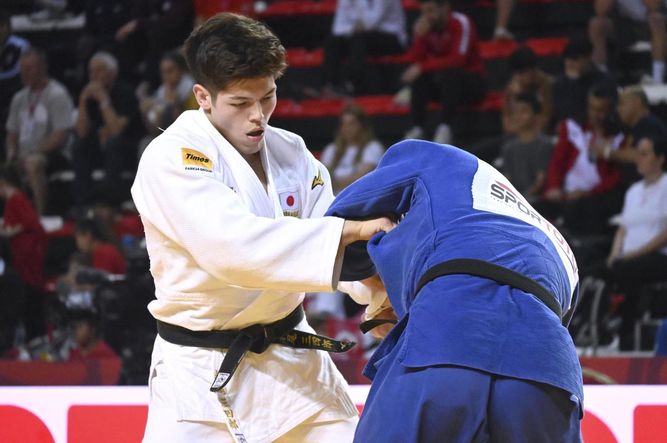 男子90キロ級準決勝でダフラト・ボボノフと対戦する村尾（共同）