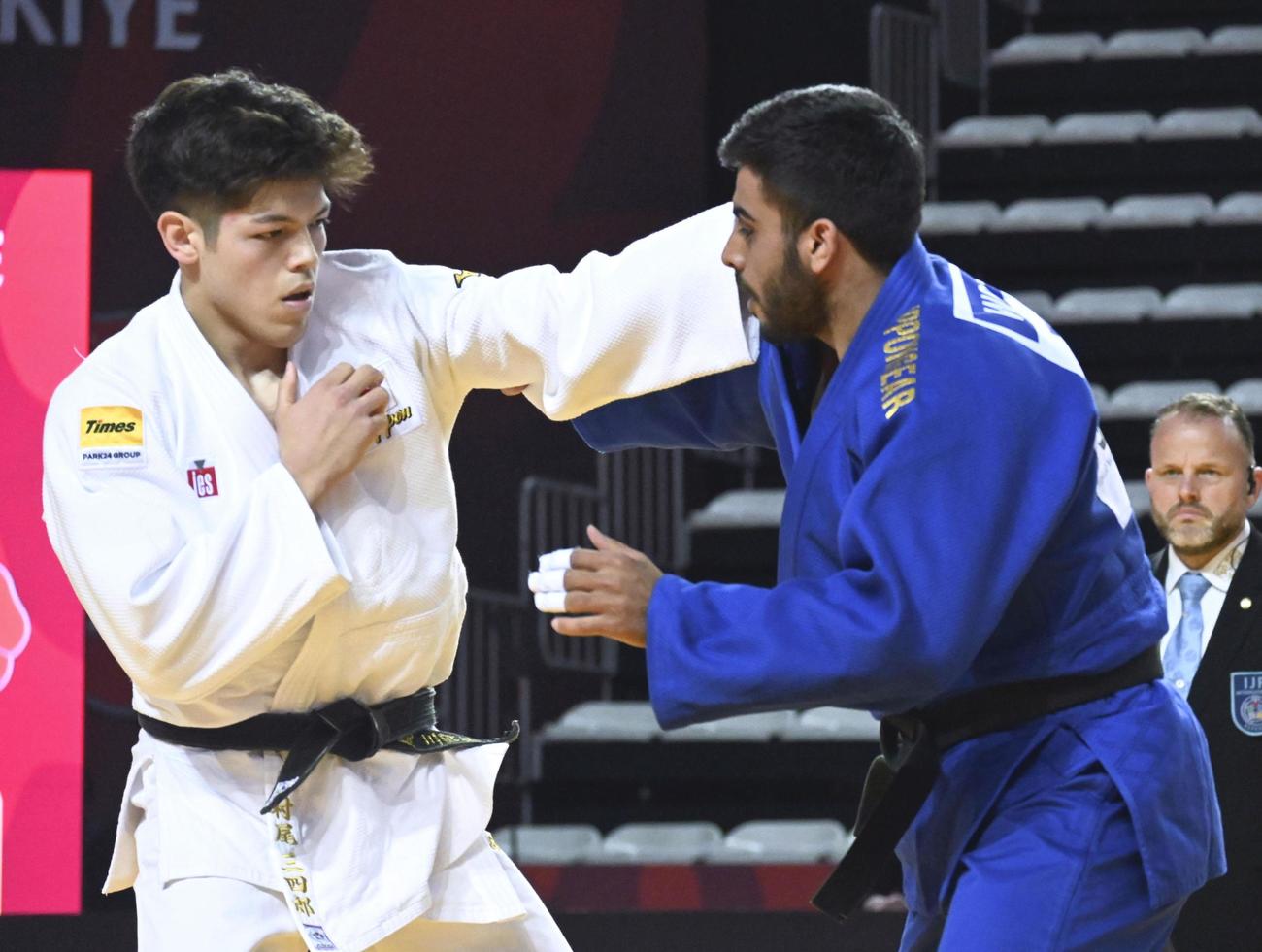男子90 キロ 級2回戦　トルコ選手（右）と対戦する村尾三四郎（共同）