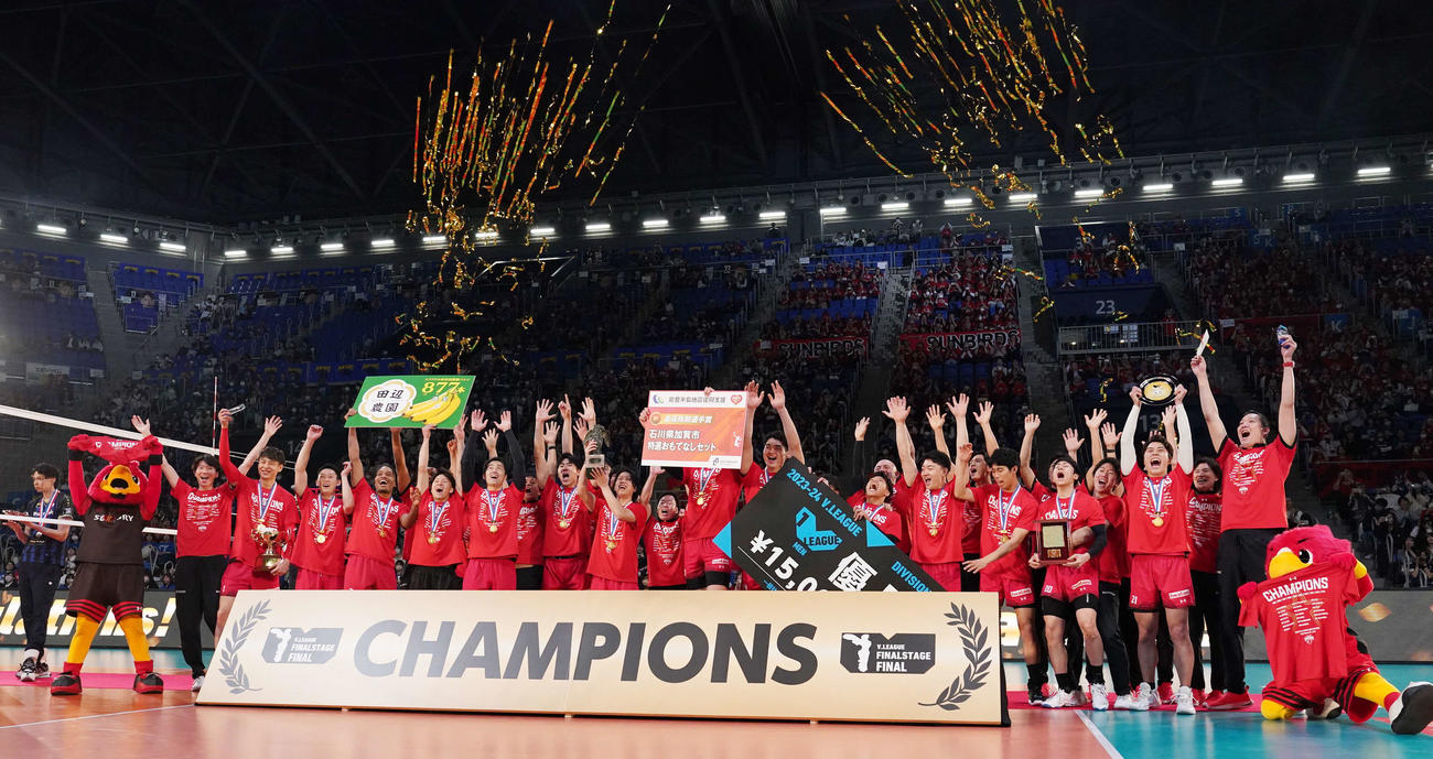 パナソニック対サントリー　Vリーグ1部プレーオフ決勝男子を制し歓喜に沸くサントリーの選手たち（撮影・小沢裕）